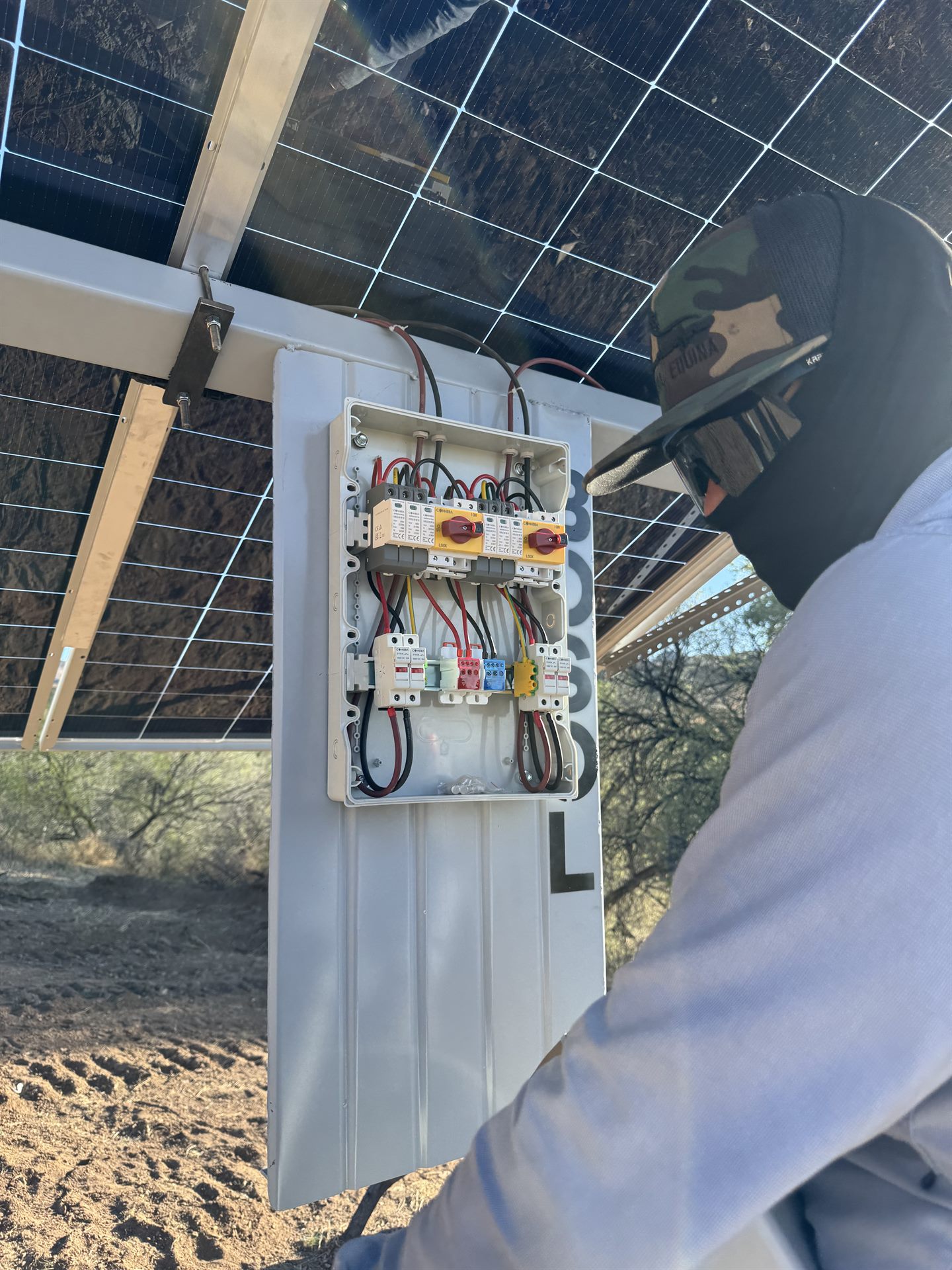 Trabajador instalando panel solar para bombeo directo