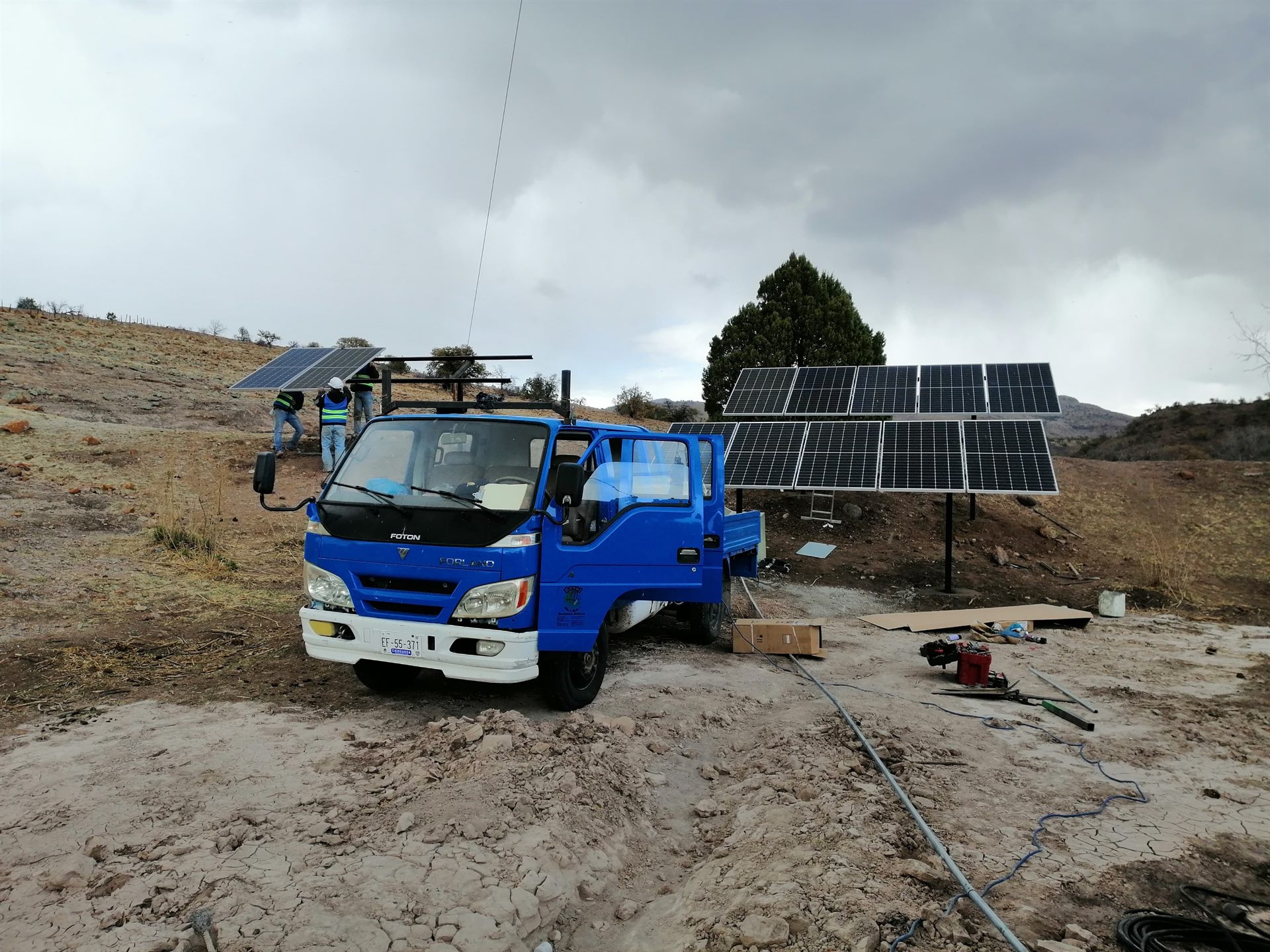Logística de instalación solar en zona de sierra
