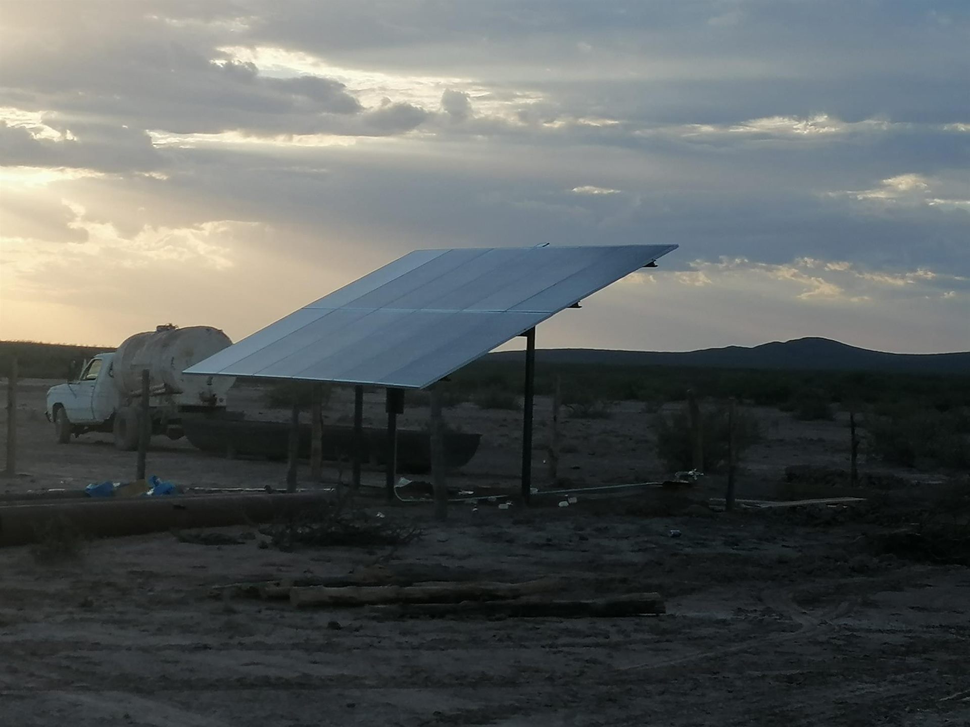 Arreglo solar BOSOL en operación al atardecer